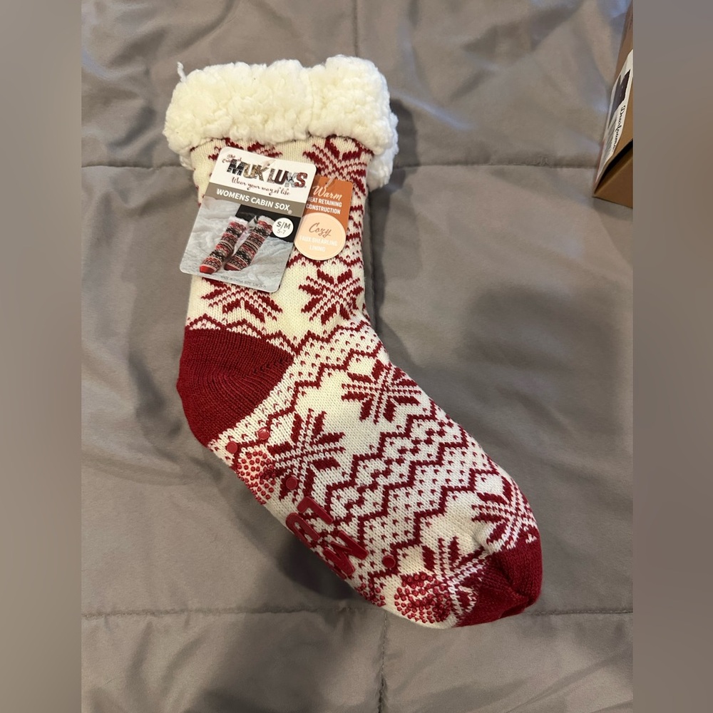 Muk Luks Red and White Snowflake Cabin Socks NWT